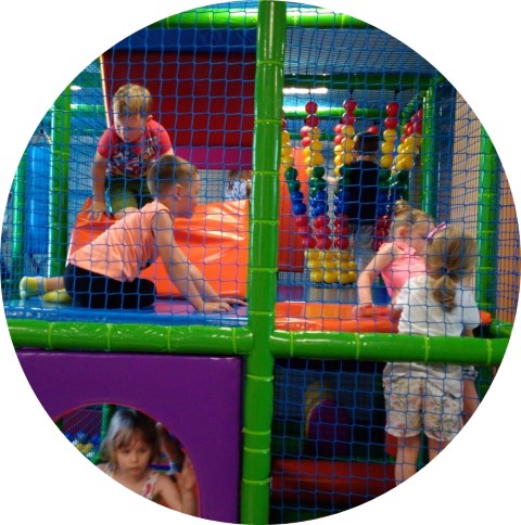 Zdjęcie dzieci bawiących się w sali zabaw Kuleczka